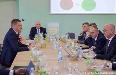 Uczestnicy obrad Lubuskiej Rady Doradczej ds. Rozwoju Regionu w zrewitalizowanym Barokowym Dworze w Zielonej Górze-Ochli. Spotkanie zorganizowano z inicjatywy marszałka Marcina Jabłońskiego 