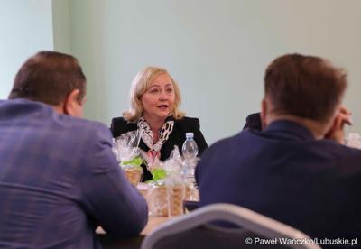 Uczestnicy obrad Lubuskiej Rady Doradczej ds. Rozwoju Regionu w zrewitalizowanym Barokowym Dworze w Zielonej Górze-Ochli. Spotkanie zorganizowano z inicjatywy marszałka Marcina Jabłońskiego 