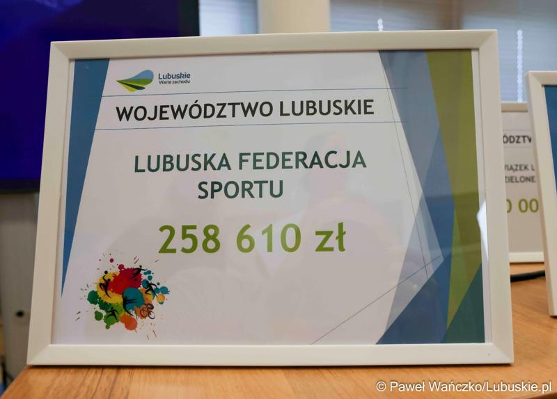 Uczestnicy konferencji prasowej związanej z rozstrzygnięciem przez Zarząd Województwa Lubuskiego otwartego konkursu ofert na wsparcie realizacji zadań publicznych w obszarze kultury fizycznej