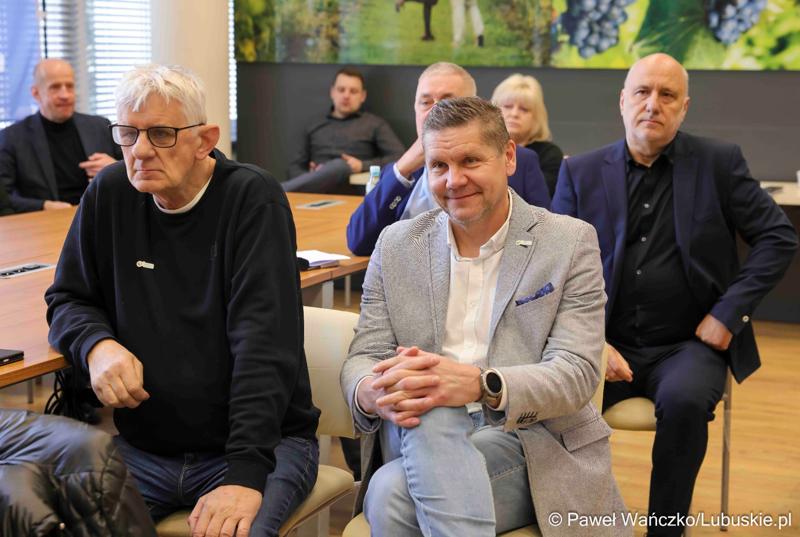 Uczestnicy konferencji prasowej związanej z rozstrzygnięciem przez Zarząd Województwa Lubuskiego otwartego konkursu ofert na wsparcie realizacji zadań publicznych w obszarze kultury fizycznej