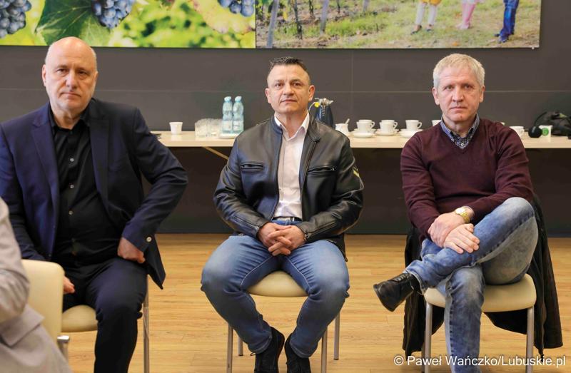 Uczestnicy konferencji prasowej związanej z rozstrzygnięciem przez Zarząd Województwa Lubuskiego otwartego konkursu ofert na wsparcie realizacji zadań publicznych w obszarze kultury fizycznej