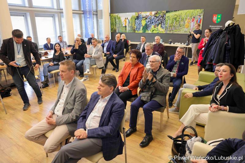 Uczestnicy konferencji prasowej związanej z rozstrzygnięciem przez Zarząd Województwa Lubuskiego otwartego konkursu ofert na wsparcie realizacji zadań publicznych w obszarze kultury fizycznej