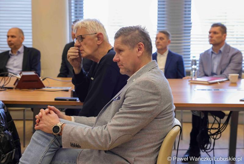 Uczestnicy konferencji prasowej związanej z rozstrzygnięciem przez Zarząd Województwa Lubuskiego otwartego konkursu ofert na wsparcie realizacji zadań publicznych w obszarze kultury fizycznej