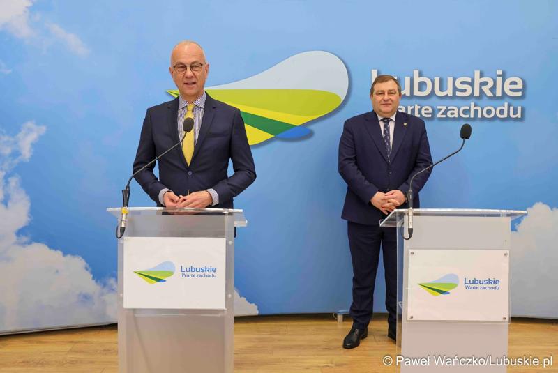Marszałek Województwa Lubuskiego Marcin Jabłoński (z lewej) i Wicemarszałek Województwa Lubuskiego Grzegorz Potęga podczas konferencji prasowej związanej z rozstrzygnięciem przez Zarząd Województwa Lubuskiego otwartego konkursu ofert na wsparcie realizacji zadań publicznych w obszarze kultury fizycznej