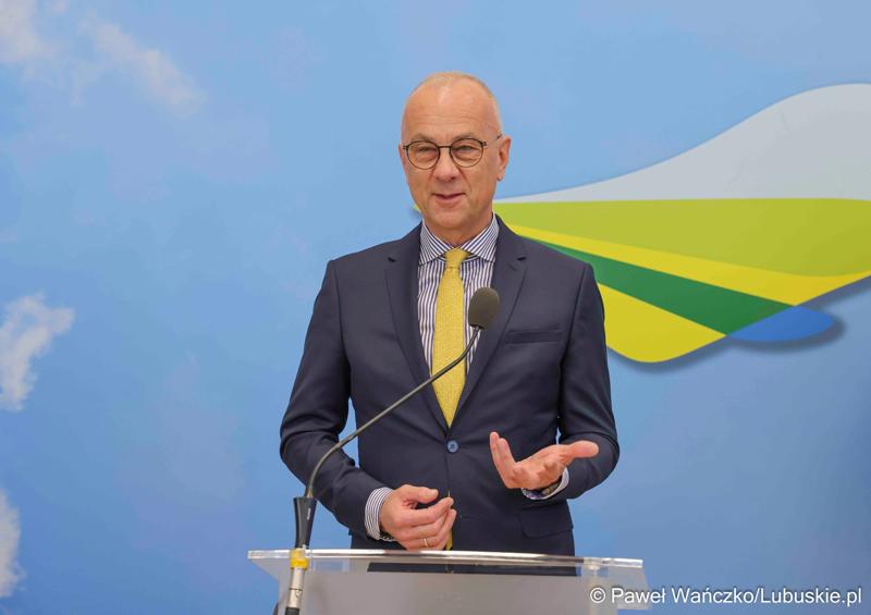 Marszałek Województwa Lubuskiego Marcin Jabłoński podczas konferencji prasowej związanej z rozstrzygnięciem przez Zarząd Województwa Lubuskiego otwartego konkursu ofert na wsparcie realizacji zadań publicznych w obszarze kultury fizycznej