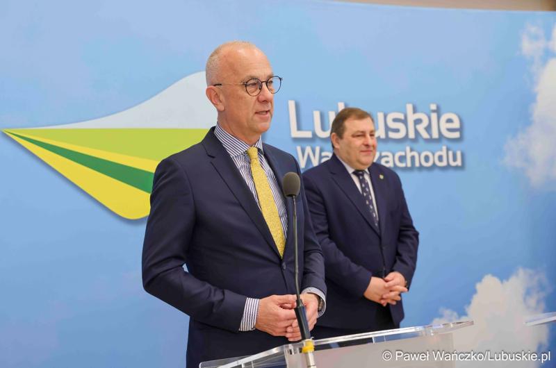 Marszałek Województwa Lubuskiego Marcin Jabłoński podczas konferencji prasowej związanej z rozstrzygnięciem przez Zarząd Województwa Lubuskiego otwartego konkursu ofert na wsparcie realizacji zadań publicznych w obszarze kultury fizycznej