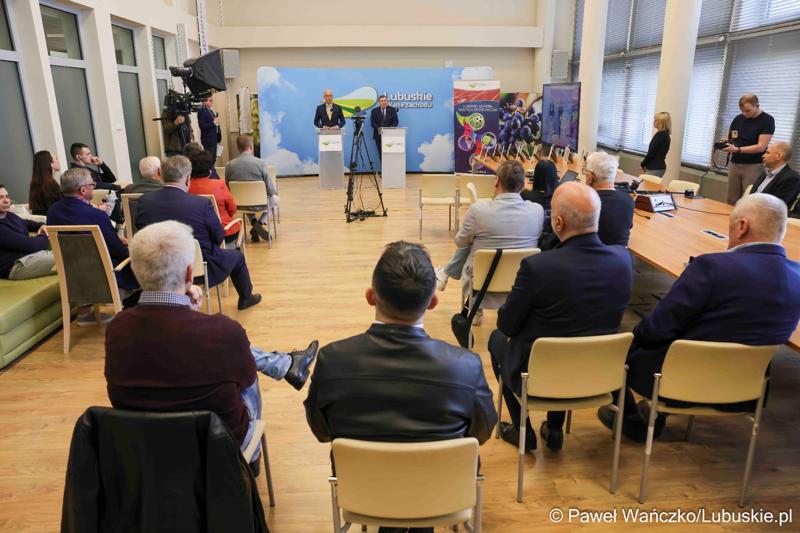 Uczestnicy konferencji prasowej związanej z rozstrzygnięciem przez Zarząd Województwa Lubuskiego otwartego konkursu ofert na wsparcie realizacji zadań publicznych w obszarze kultury fizycznej
