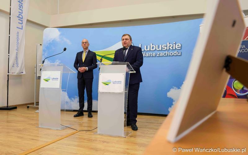 Marszałek Województwa Lubuskiego Marcin Jabłoński (z lewej) i Wicemarszałek Województwa Lubuskiego Grzegorz Potęga podczas konferencji prasowej związanej z rozstrzygnięciem przez Zarząd Województwa Lubuskiego otwartego konkursu ofert na wsparcie realizacji zadań publicznych w obszarze kultury fizycznej
