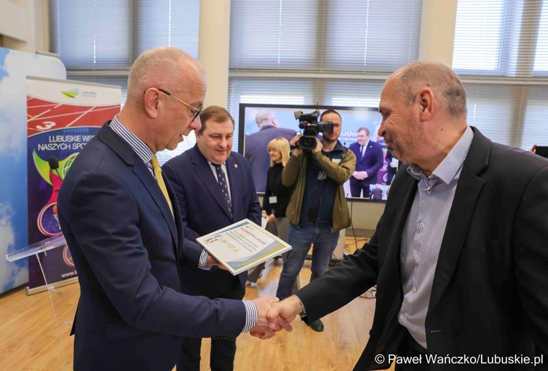 Uczestnicy konferencji prasowej związanej z rozstrzygnięciem przez Zarząd Województwa Lubuskiego otwartego konkursu ofert na wsparcie realizacji zadań publicznych w obszarze kultury fizycznej