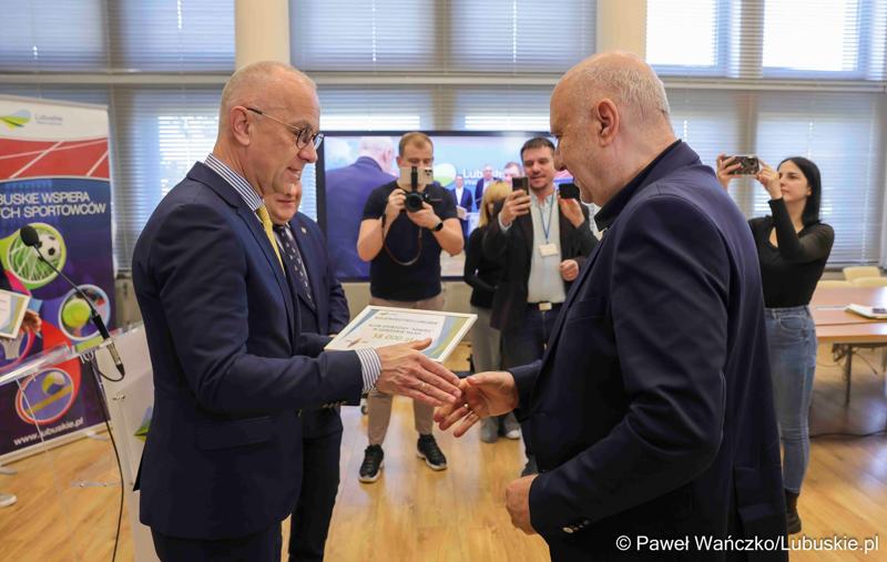 Uczestnicy konferencji prasowej związanej z rozstrzygnięciem przez Zarząd Województwa Lubuskiego otwartego konkursu ofert na wsparcie realizacji zadań publicznych w obszarze kultury fizycznej
