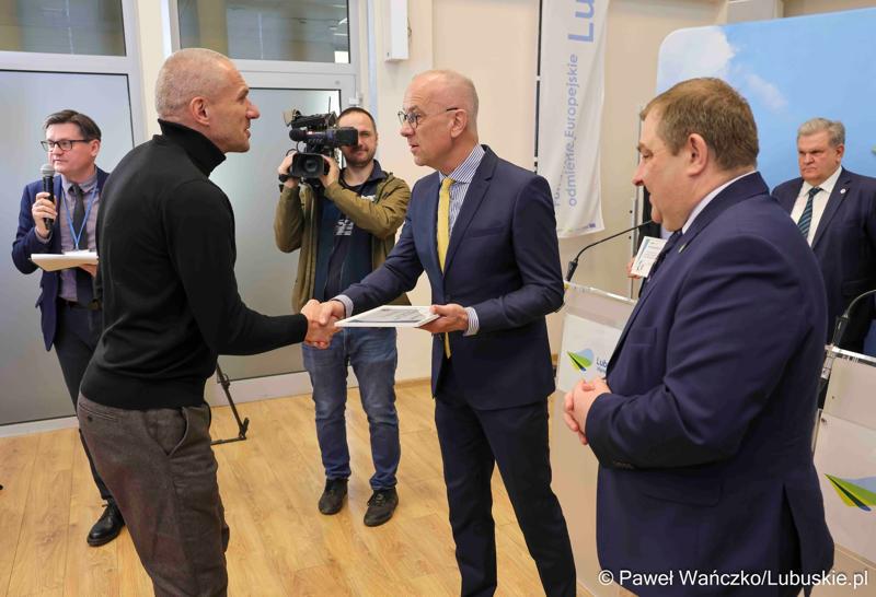 Uczestnicy konferencji prasowej związanej z rozstrzygnięciem przez Zarząd Województwa Lubuskiego otwartego konkursu ofert na wsparcie realizacji zadań publicznych w obszarze kultury fizycznej