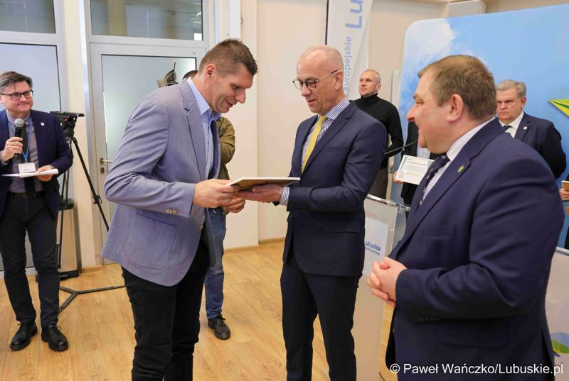 Uczestnicy konferencji prasowej związanej z rozstrzygnięciem przez Zarząd Województwa Lubuskiego otwartego konkursu ofert na wsparcie realizacji zadań publicznych w obszarze kultury fizycznej