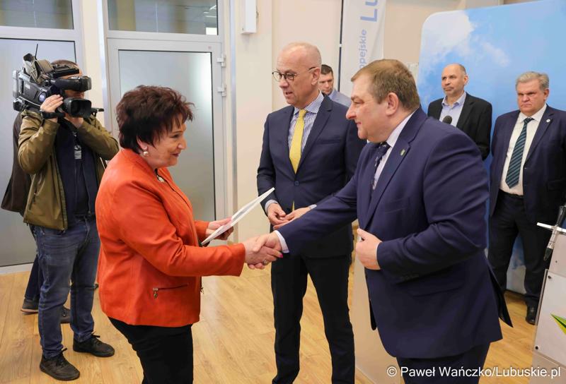 Uczestnicy konferencji prasowej związanej z rozstrzygnięciem przez Zarząd Województwa Lubuskiego otwartego konkursu ofert na wsparcie realizacji zadań publicznych w obszarze kultury fizycznej
