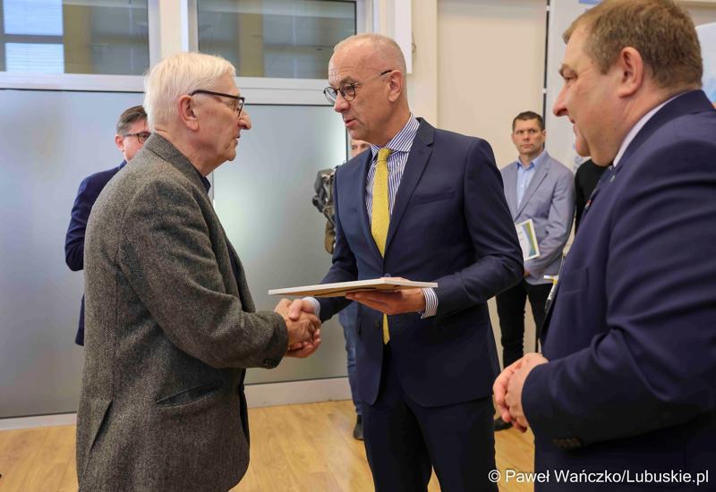 Uczestnicy konferencji prasowej związanej z rozstrzygnięciem przez Zarząd Województwa Lubuskiego otwartego konkursu ofert na wsparcie realizacji zadań publicznych w obszarze kultury fizycznej