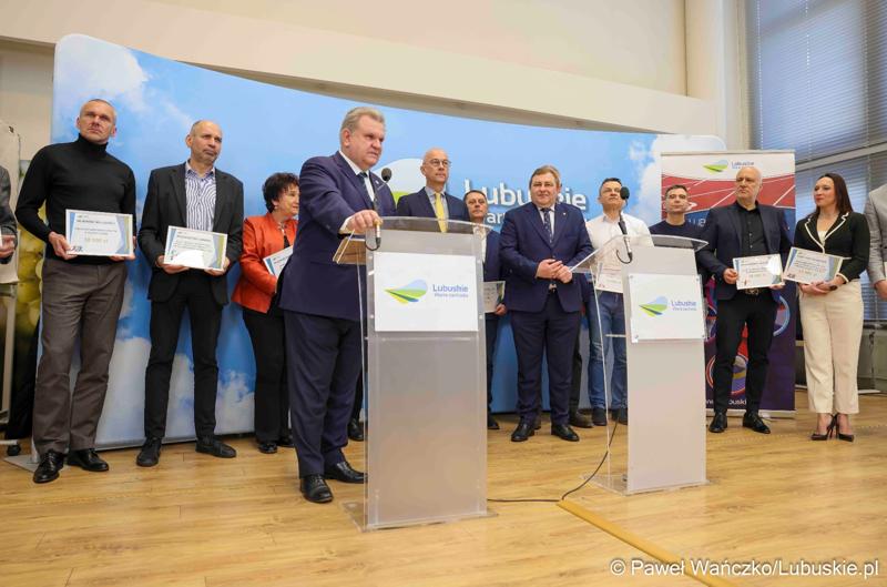 Uczestnicy konferencji prasowej związanej z rozstrzygnięciem przez Zarząd Województwa Lubuskiego otwartego konkursu ofert na wsparcie realizacji zadań publicznych w obszarze kultury fizycznej