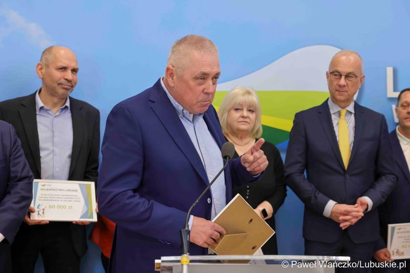 Uczestnicy konferencji prasowej związanej z rozstrzygnięciem przez Zarząd Województwa Lubuskiego otwartego konkursu ofert na wsparcie realizacji zadań publicznych w obszarze kultury fizycznej