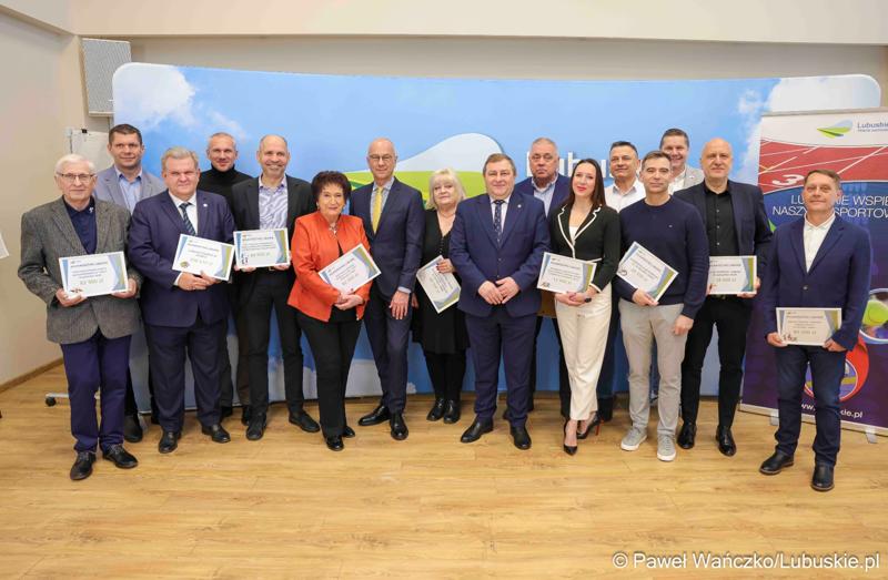 Uczestnicy konferencji prasowej związanej z rozstrzygnięciem przez Zarząd Województwa Lubuskiego otwartego konkursu ofert na wsparcie realizacji zadań publicznych w obszarze kultury fizycznej