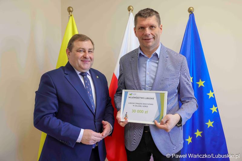 Uczestnicy konferencji prasowej związanej z rozstrzygnięciem przez Zarząd Województwa Lubuskiego otwartego konkursu ofert na wsparcie realizacji zadań publicznych w obszarze kultury fizycznej