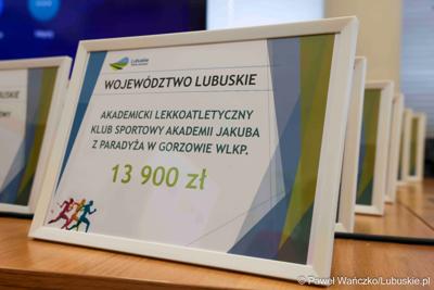 Uczestnicy konferencji prasowej związanej z rozstrzygnięciem przez Zarząd Województwa Lubuskiego otwartego konkursu ofert na wsparcie realizacji zadań publicznych w obszarze kultury fizycznej