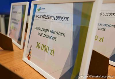 Uczestnicy konferencji prasowej związanej z rozstrzygnięciem przez Zarząd Województwa Lubuskiego otwartego konkursu ofert na wsparcie realizacji zadań publicznych w obszarze kultury fizycznej