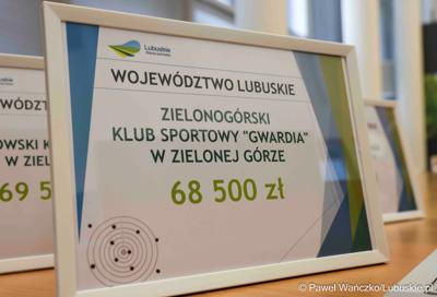 Uczestnicy konferencji prasowej związanej z rozstrzygnięciem przez Zarząd Województwa Lubuskiego otwartego konkursu ofert na wsparcie realizacji zadań publicznych w obszarze kultury fizycznej
