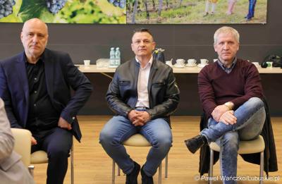 Uczestnicy konferencji prasowej związanej z rozstrzygnięciem przez Zarząd Województwa Lubuskiego otwartego konkursu ofert na wsparcie realizacji zadań publicznych w obszarze kultury fizycznej