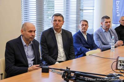 Uczestnicy konferencji prasowej związanej z rozstrzygnięciem przez Zarząd Województwa Lubuskiego otwartego konkursu ofert na wsparcie realizacji zadań publicznych w obszarze kultury fizycznej