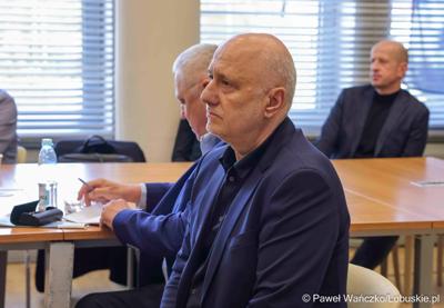 Uczestnicy konferencji prasowej związanej z rozstrzygnięciem przez Zarząd Województwa Lubuskiego otwartego konkursu ofert na wsparcie realizacji zadań publicznych w obszarze kultury fizycznej