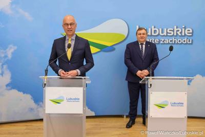 Marszałek Województwa Lubuskiego Marcin Jabłoński (z lewej) i Wicemarszałek Województwa Lubuskiego Grzegorz Potęga podczas konferencji prasowej związanej z rozstrzygnięciem przez Zarząd Województwa Lubuskiego otwartego konkursu ofert na wsparcie realizacji zadań publicznych w obszarze kultury fizycznej