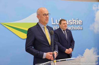 Marszałek Województwa Lubuskiego Marcin Jabłoński podczas konferencji prasowej związanej z rozstrzygnięciem przez Zarząd Województwa Lubuskiego otwartego konkursu ofert na wsparcie realizacji zadań publicznych w obszarze kultury fizycznej