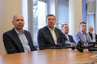 Uczestnicy konferencji prasowej związanej z rozstrzygnięciem przez Zarząd Województwa Lubuskiego otwartego konkursu ofert na wsparcie realizacji zadań publicznych w obszarze kultury fizycznej