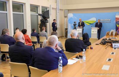 Uczestnicy konferencji prasowej związanej z rozstrzygnięciem przez Zarząd Województwa Lubuskiego otwartego konkursu ofert na wsparcie realizacji zadań publicznych w obszarze kultury fizycznej