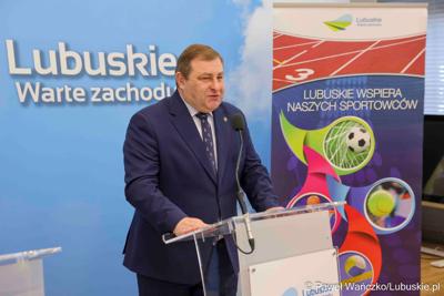 Wicemarszałek Województwa Lubuskiego Grzegorz Potęga podczas konferencji prasowej związanej z rozstrzygnięciem przez Zarząd Województwa Lubuskiego otwartego konkursu ofert na wsparcie realizacji zadań publicznych w obszarze kultury fizycznej