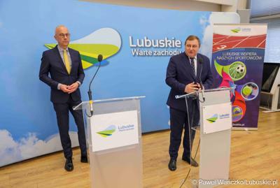 Marszałek Województwa Lubuskiego Marcin Jabłoński (z lewej) i Wicemarszałek Województwa Lubuskiego Grzegorz Potęga podczas konferencji prasowej związanej z rozstrzygnięciem przez Zarząd Województwa Lubuskiego otwartego konkursu ofert na wsparcie realizacji zadań publicznych w obszarze kultury fizycznej