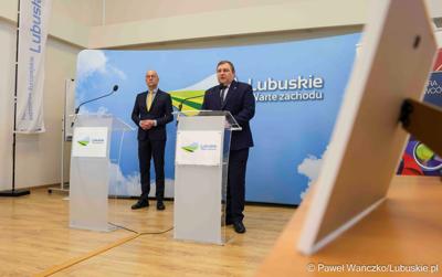 Marszałek Województwa Lubuskiego Marcin Jabłoński (z lewej) i Wicemarszałek Województwa Lubuskiego Grzegorz Potęga podczas konferencji prasowej związanej z rozstrzygnięciem przez Zarząd Województwa Lubuskiego otwartego konkursu ofert na wsparcie realizacji zadań publicznych w obszarze kultury fizycznej