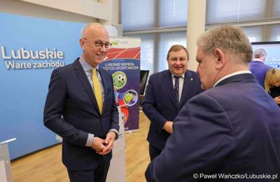 Uczestnicy konferencji prasowej związanej z rozstrzygnięciem przez Zarząd Województwa Lubuskiego otwartego konkursu ofert na wsparcie realizacji zadań publicznych w obszarze kultury fizycznej