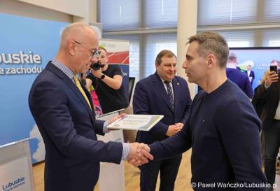 Uczestnicy konferencji prasowej związanej z rozstrzygnięciem przez Zarząd Województwa Lubuskiego otwartego konkursu ofert na wsparcie realizacji zadań publicznych w obszarze kultury fizycznej
