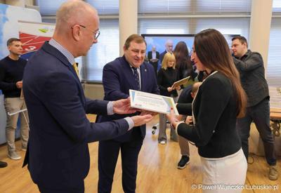Uczestnicy konferencji prasowej związanej z rozstrzygnięciem przez Zarząd Województwa Lubuskiego otwartego konkursu ofert na wsparcie realizacji zadań publicznych w obszarze kultury fizycznej