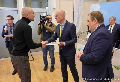 Uczestnicy konferencji prasowej związanej z rozstrzygnięciem przez Zarząd Województwa Lubuskiego otwartego konkursu ofert na wsparcie realizacji zadań publicznych w obszarze kultury fizycznej