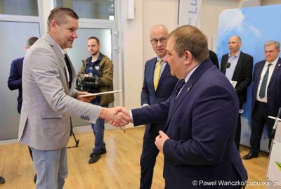 Uczestnicy konferencji prasowej związanej z rozstrzygnięciem przez Zarząd Województwa Lubuskiego otwartego konkursu ofert na wsparcie realizacji zadań publicznych w obszarze kultury fizycznej