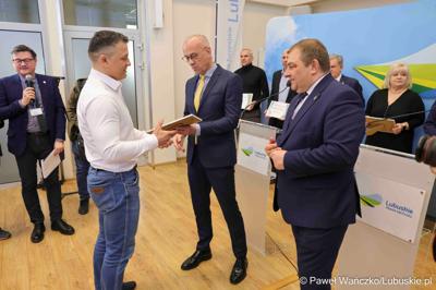 Uczestnicy konferencji prasowej związanej z rozstrzygnięciem przez Zarząd Województwa Lubuskiego otwartego konkursu ofert na wsparcie realizacji zadań publicznych w obszarze kultury fizycznej