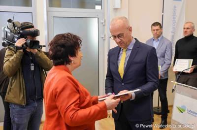 Uczestnicy konferencji prasowej związanej z rozstrzygnięciem przez Zarząd Województwa Lubuskiego otwartego konkursu ofert na wsparcie realizacji zadań publicznych w obszarze kultury fizycznej