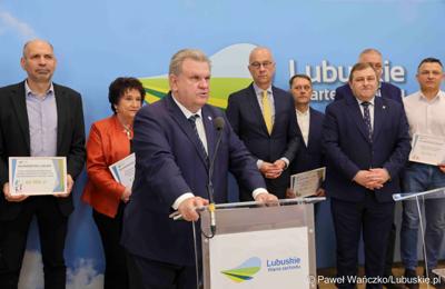 Uczestnicy konferencji prasowej związanej z rozstrzygnięciem przez Zarząd Województwa Lubuskiego otwartego konkursu ofert na wsparcie realizacji zadań publicznych w obszarze kultury fizycznej