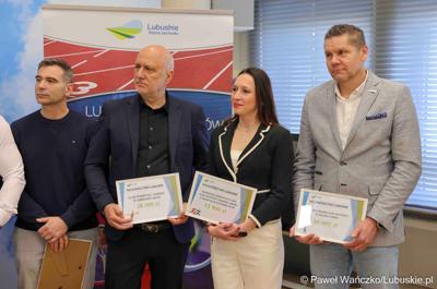 Uczestnicy konferencji prasowej związanej z rozstrzygnięciem przez Zarząd Województwa Lubuskiego otwartego konkursu ofert na wsparcie realizacji zadań publicznych w obszarze kultury fizycznej
