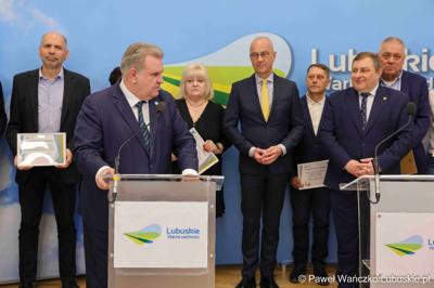 Uczestnicy konferencji prasowej związanej z rozstrzygnięciem przez Zarząd Województwa Lubuskiego otwartego konkursu ofert na wsparcie realizacji zadań publicznych w obszarze kultury fizycznej