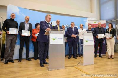 Uczestnicy konferencji prasowej związanej z rozstrzygnięciem przez Zarząd Województwa Lubuskiego otwartego konkursu ofert na wsparcie realizacji zadań publicznych w obszarze kultury fizycznej