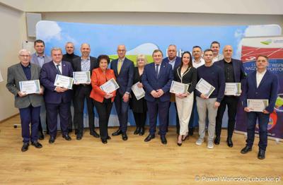 Uczestnicy konferencji prasowej związanej z rozstrzygnięciem przez Zarząd Województwa Lubuskiego otwartego konkursu ofert na wsparcie realizacji zadań publicznych w obszarze kultury fizycznej
