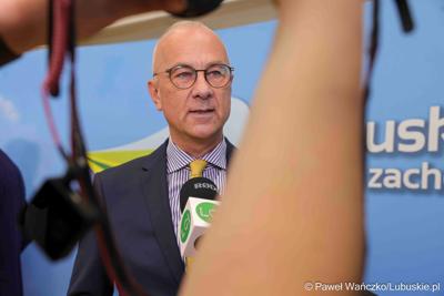 Uczestnicy konferencji prasowej związanej z rozstrzygnięciem przez Zarząd Województwa Lubuskiego otwartego konkursu ofert na wsparcie realizacji zadań publicznych w obszarze kultury fizycznej