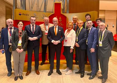 Wydarzenie „Misja gospodarcza do Chin, Hainan 11-17 kwietnia 2025 r.”, w której bierze udział 6 lubuskich przedsiębiorców z sektora MŚP, organizowane jest w ramach projektu pn.: „Przedsiębiorcze Lubuskie” finansowanego ze środków Programu Fundusze Europejskie dla Lubuskiego 2021-2027, Priorytet 1. Fundusze Europejskie dla lubuskiej gospodarki, Działanie 1.5 Rozwój przedsiębiorczości – dotacje, Typ VI – Tworzenie oferty dla biznesu – obsługa inwestora i eksportera. Celem projektu jest wzmacnianie rozwoju przedsiębiorczości i innowacji poprzez wspieranie trwałego wzrostu lubuskich przedsiębiorstw na arenie międzynarodowej w ramach tworzenia ofert dla biznesu.