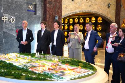 Wydarzenie „Misja gospodarcza do Chin, Hainan 11-17 kwietnia 2025 r.”, w której bierze udział 6 lubuskich przedsiębiorców z sektora MŚP, organizowane jest w ramach projektu pn.: „Przedsiębiorcze Lubuskie” finansowanego ze środków Programu Fundusze Europejskie dla Lubuskiego 2021-2027, Priorytet 1. Fundusze Europejskie dla lubuskiej gospodarki, Działanie 1.5 Rozwój przedsiębiorczości – dotacje, Typ VI – Tworzenie oferty dla biznesu – obsługa inwestora i eksportera. Celem projektu jest wzmacnianie rozwoju przedsiębiorczości i innowacji poprzez wspieranie trwałego wzrostu lubuskich przedsiębiorstw na arenie międzynarodowej w ramach tworzenia ofert dla biznesu.